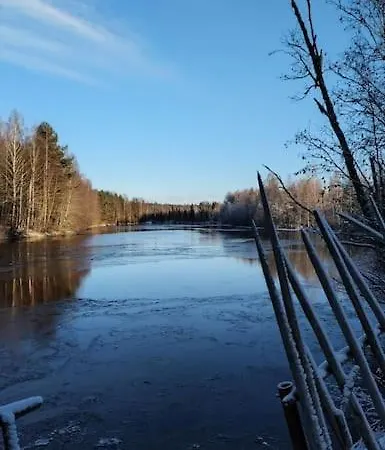 Paritalokolmio Joen Rannalla *
